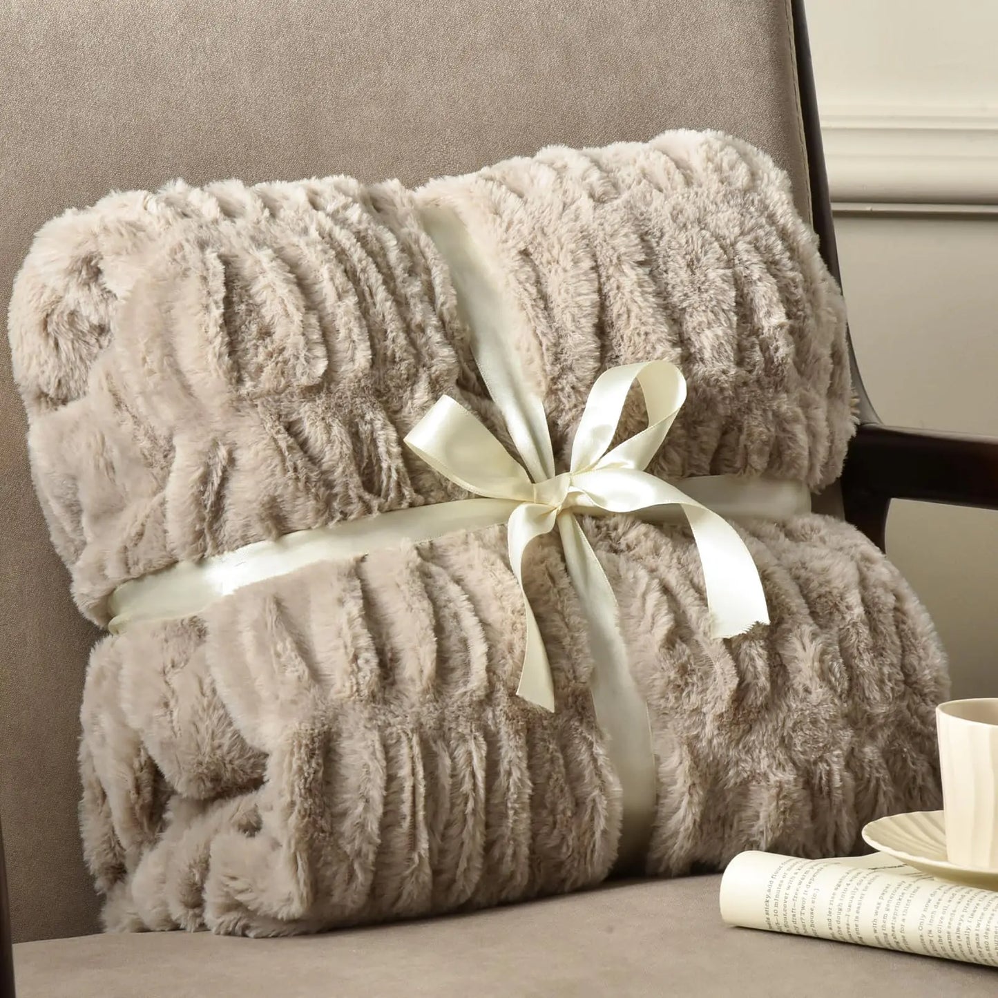 Faux Fur Throw — Luxuriously Soft, Reversible, and Perfectly Cozy for Fall & Winter